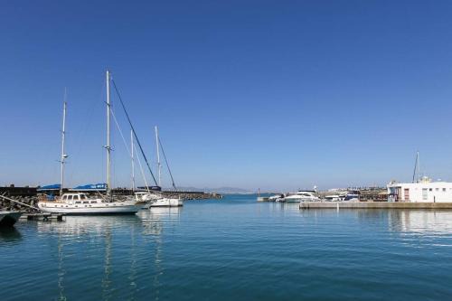 Mouille Point Apartment | Spacious sea facing one bedroom apartment