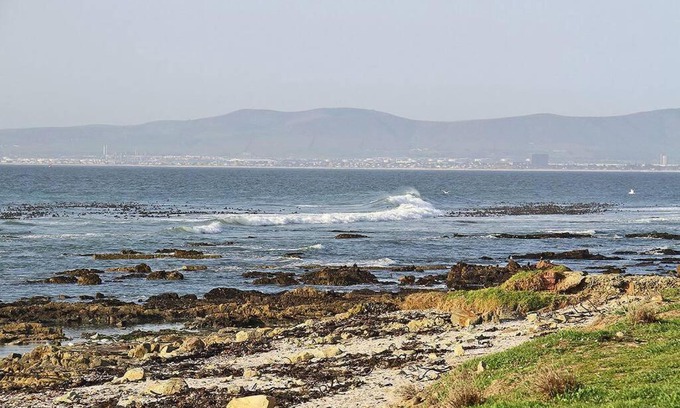 Mouille Point Apartment | Studio 18 on the Golden Mile next to V&A Waterfront