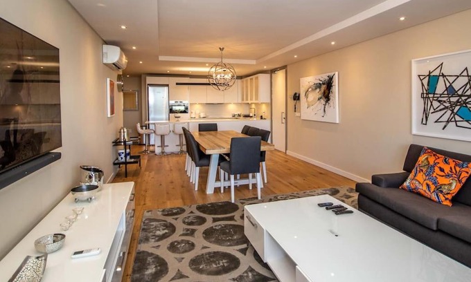 Three Anchor Bay Apartment | Stylish Two Bedroom Apartment in The Glengariff.