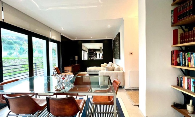 Cape Town City Centre Apartment | Sunny And Spacious Apartment with Parking