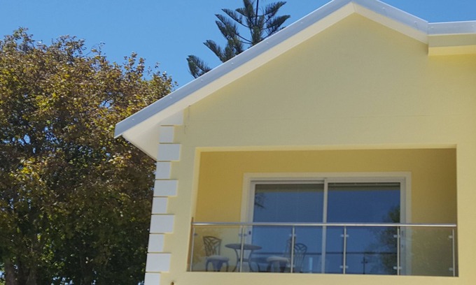 Constantia Apartment | Superior 3-Room-Apartment with Loggia, fast Internet, AirCon, solar-heated Pool