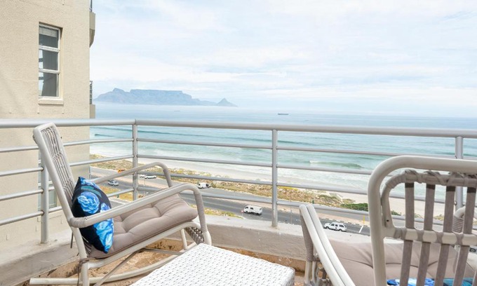 Bloubergstrand Apartment | The Bay 804