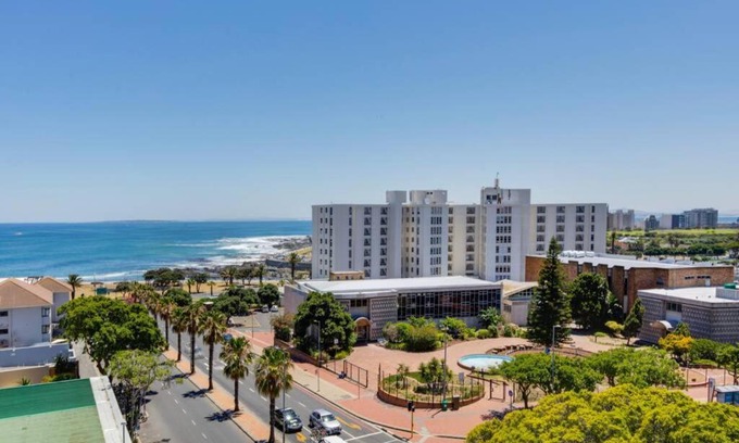 Three Anchor Bay Apartment | The Glengariff 603