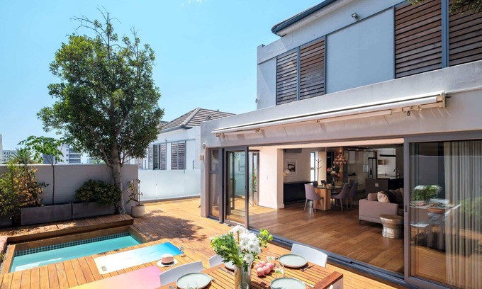 Sea Point Villa | Tranquil Escape in Sea Point Aureto