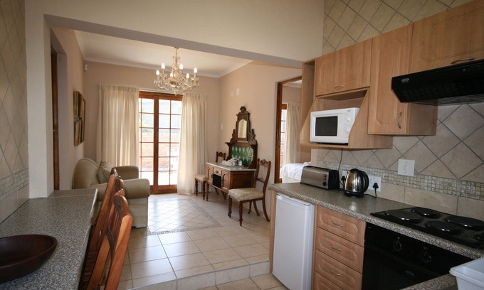 Greater Johannesburg Metropolitan Area Apartment | Two Bedroom Self-Catering Unit in Johannesburg, Fourways (Sleep 4)