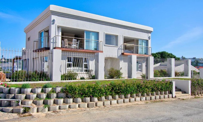Robberg Beach Villa | Villa off Beachy Head Drive