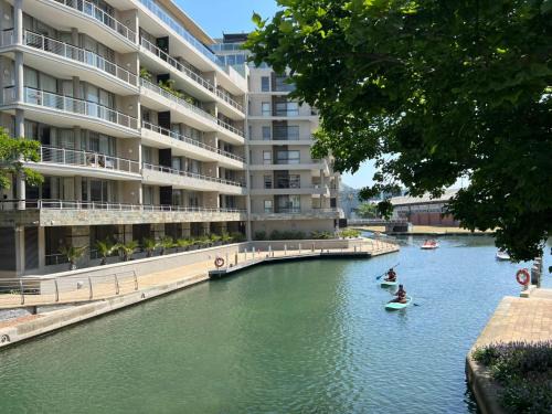 Victoria and Alfred Waterfront Apartment | Waterfront Canal - Fully Equipped One Bedroom Apartment