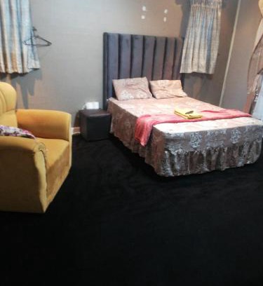 Greater Johannesburg Metropolitan Area House | Yellow Stars Guesthouse 1hr 2hrs 3hrs Day Rest