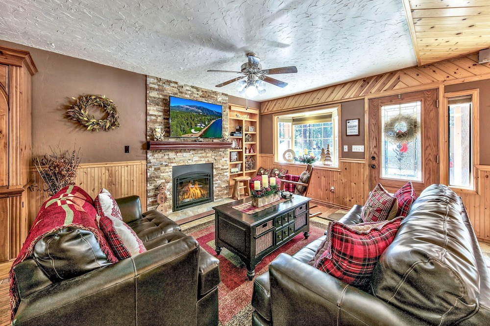 Montgomery Estates Cottage | The Lazy Bear's Den roomy 2 bedroom updated cabin,