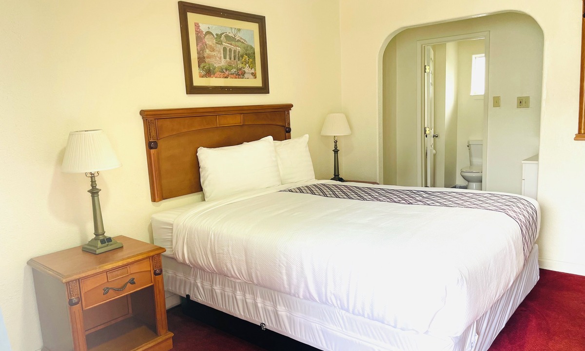 Cherryland Hotel | Deluxe Inn