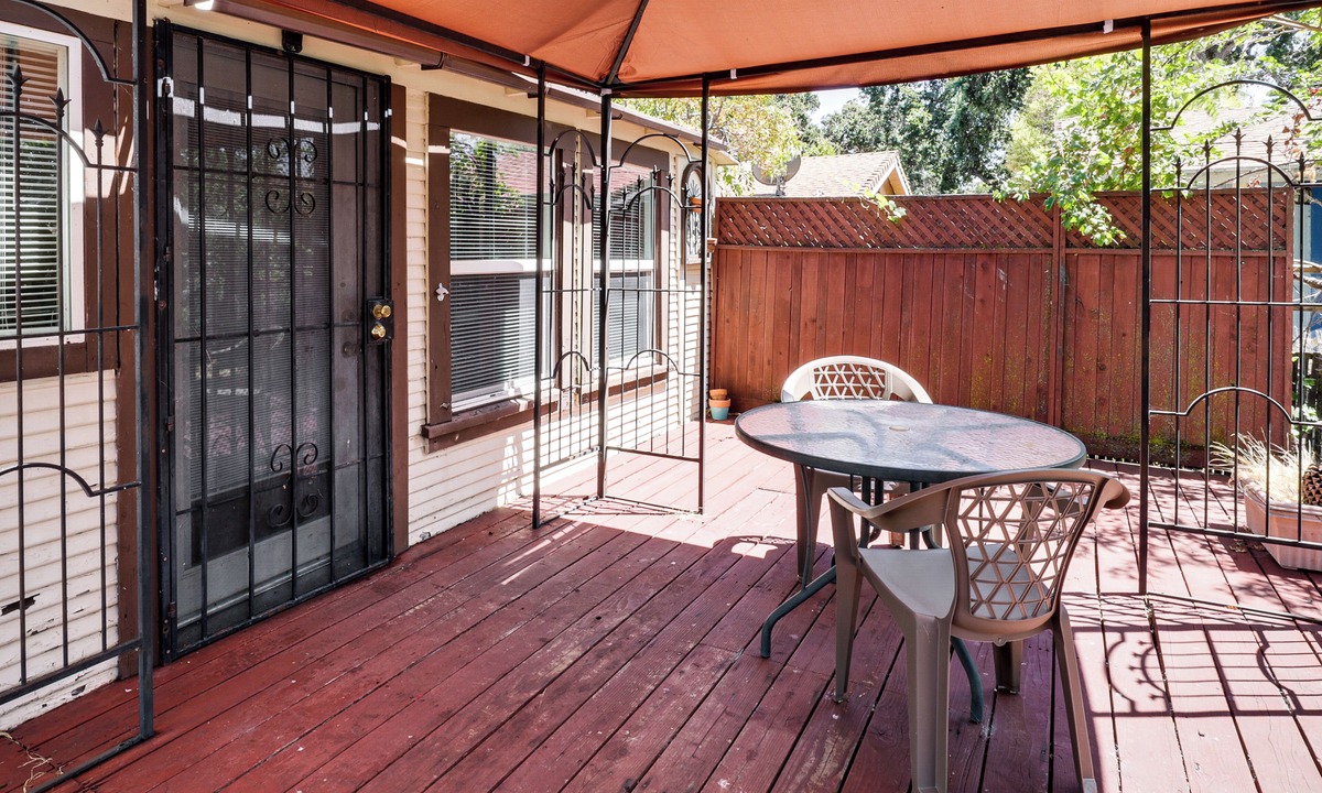 Clearlake Cottage | Watefront Getaway w/Mtn Views & Dock in Clearlake