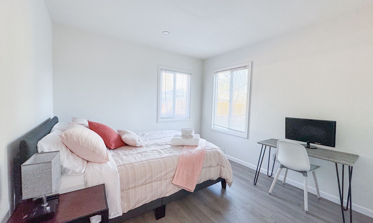 North Whisman House | Walk to Google 3BR Home Yard & Kitchen
