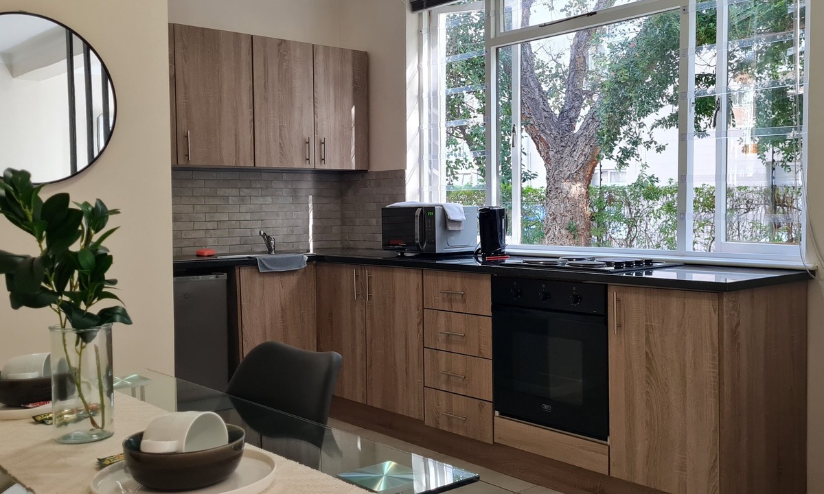 Rondebosch Apartment | Green Oasis apartment nestled among tall trees- extra length bed, queen size