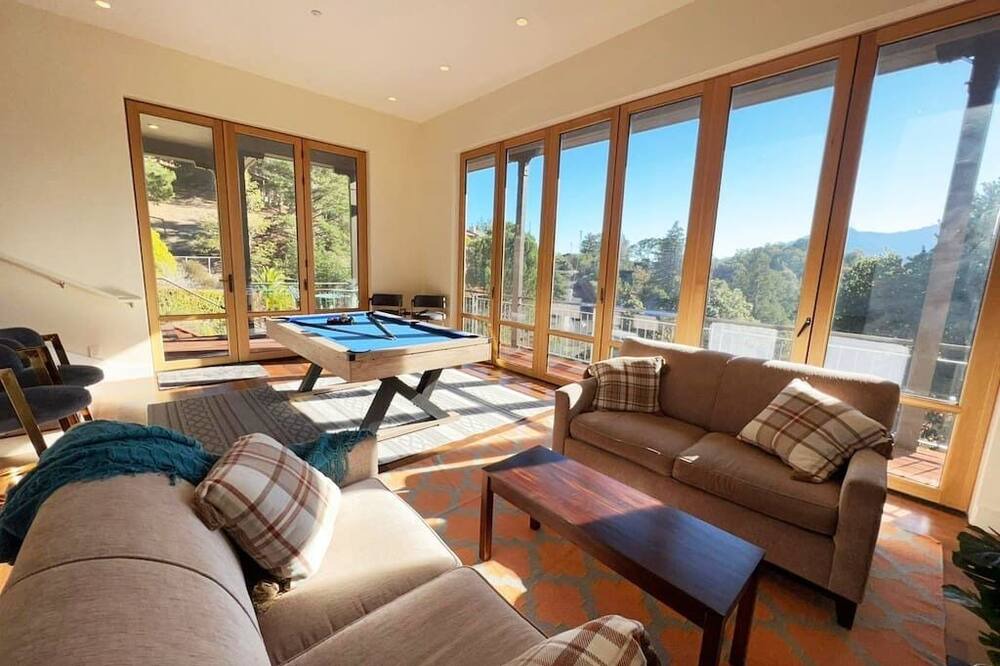 San Anselmo House | 6BD/3.5BA Hilltop Haven| Hot Tub+Billiards+Views!