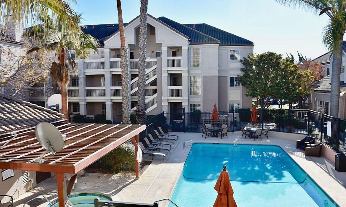 San Bruno Hotel | Quick Drive from San Francisco Int’l Airport! Unit w/Full Kitchen & Free Bfast!