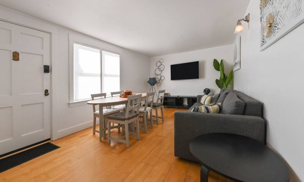 Poets Corner Apartment | Pet Lovers` Haven Near UCB & Subway