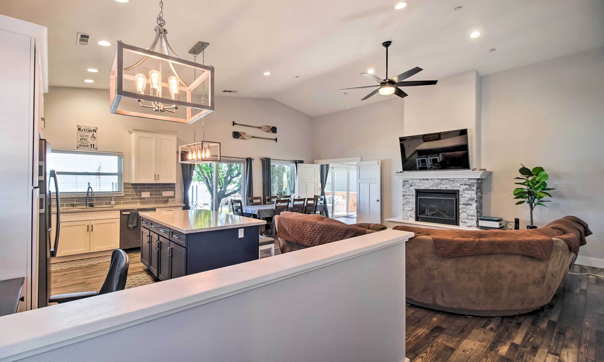 North Lakeport House | Spacious Lakeport House on Clear Lake w/Dock