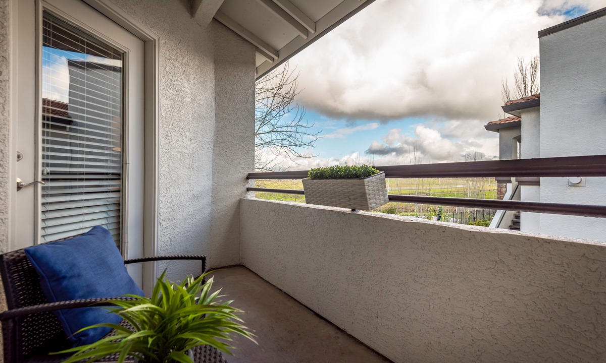 Roseville Apartment | Upscale 2/2 Home in Roseville With Private Garage