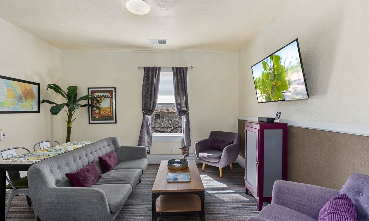 Santa Rosa Apartment | Cannery Loft @ Railroad Square Top Floor Views