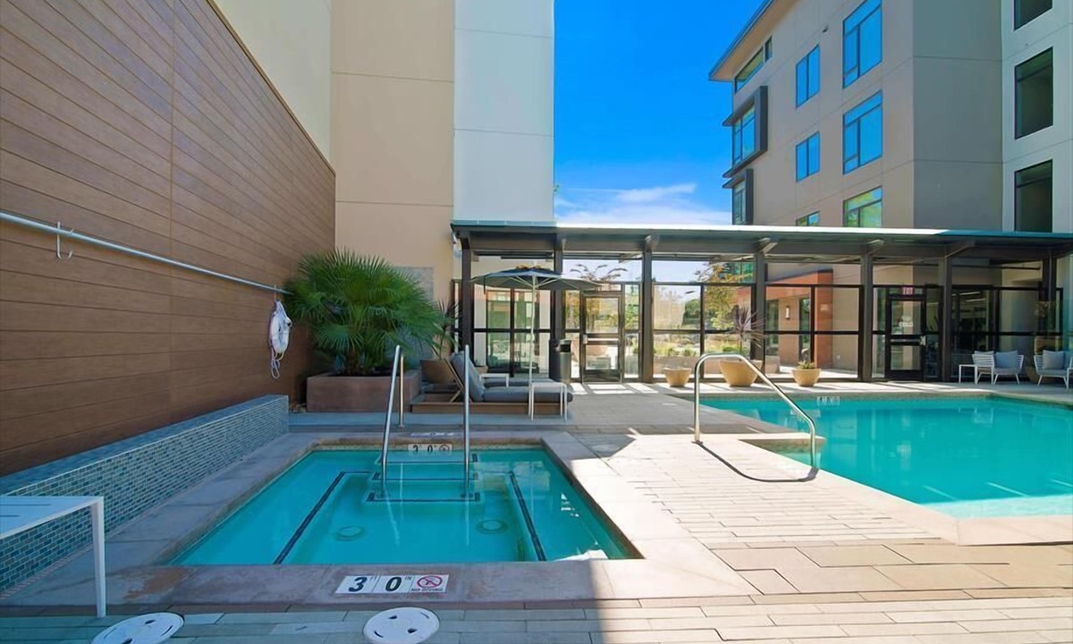 Shoreline West Apartment | Modern 2BR | Ideal for Business | Free WiFi | Downtown Mopuntain View