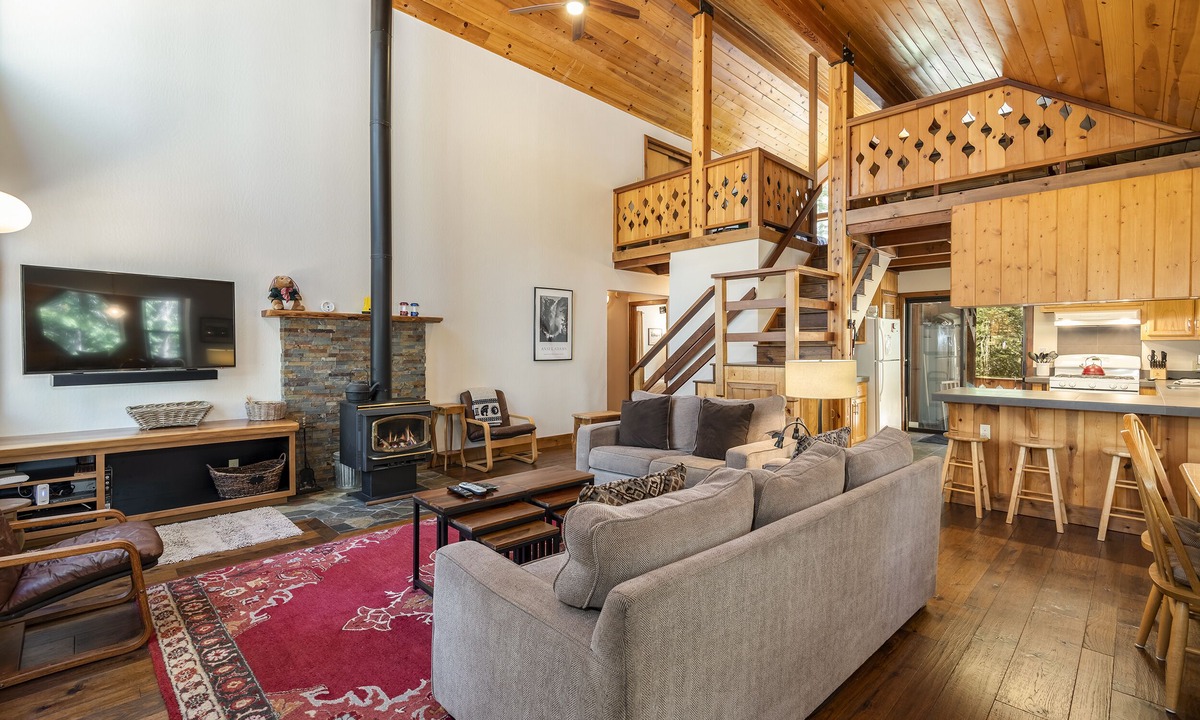 Truckee Cabin | Creekside Cabin - Beautiful Dog Friendly Cabin in TD, Hiking and Biking Access