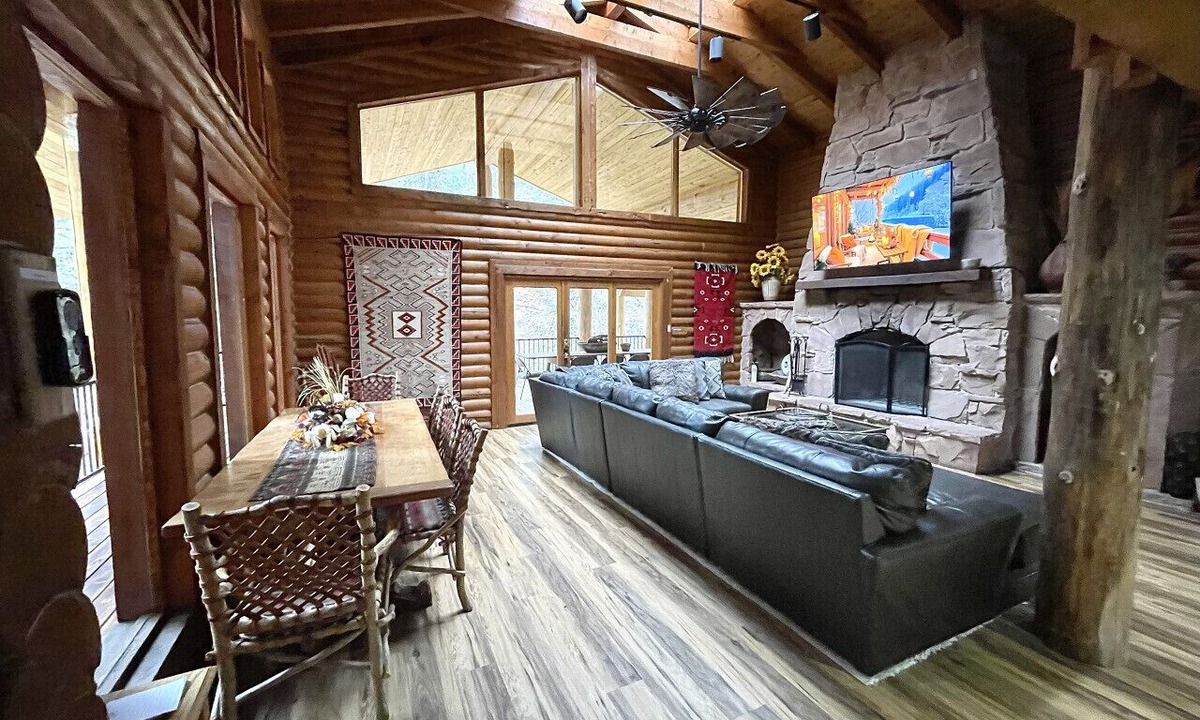 Sundance Cabin | Classic mountain retreat Right on the stream Hot tub Wood-burning fireplace Set in Sundance Canyon