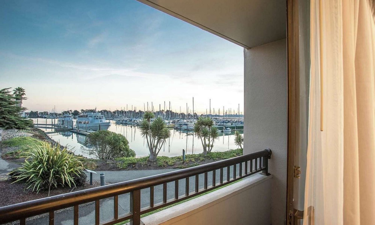 Berkeley Hotel | Berkeley Marina Views + On-site Dining. Pool. Gym.