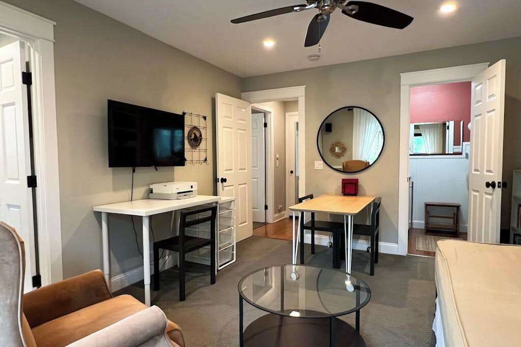 Fetters Hot Springs-Agua Caliente Apartment | Sonoma garden suite with pergola patio — walk to El Molino Central