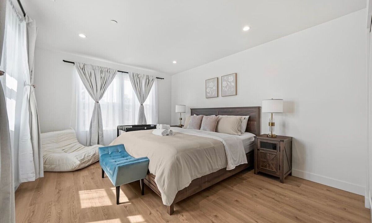 Hayward House | Spacious 6-BR Home in Hayward with A/C &Parking