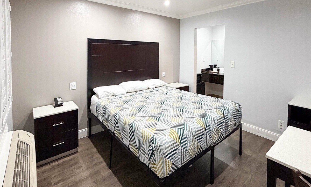 Redwood Heights Apartment | 1 King Bed|Non-Smoking, Micfridge