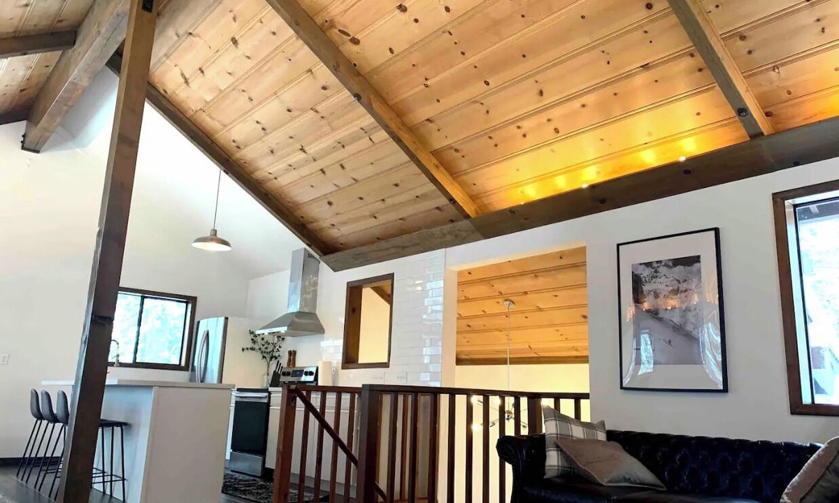 Tahoe City Ski Chalet | Cozy/Modern, Hot Tub, Skiing, Gathering Space, Families, Pets