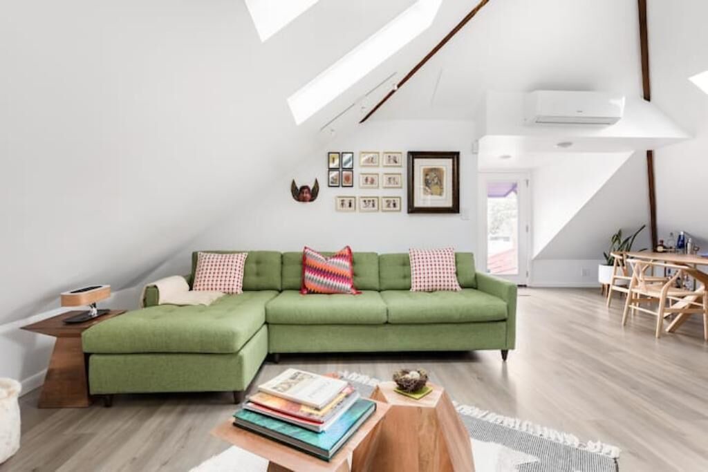 East Peralta Apartment | El Nido. Modern Victorian. Private Deck. Gated Parking. Fast, reliable Wi-Fi.