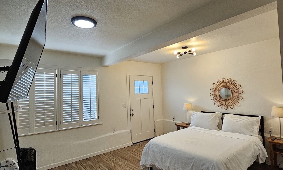 Prescott Apartment | Beautifull Renovated Designer Staged Studio Close to Bart and Prescott Market