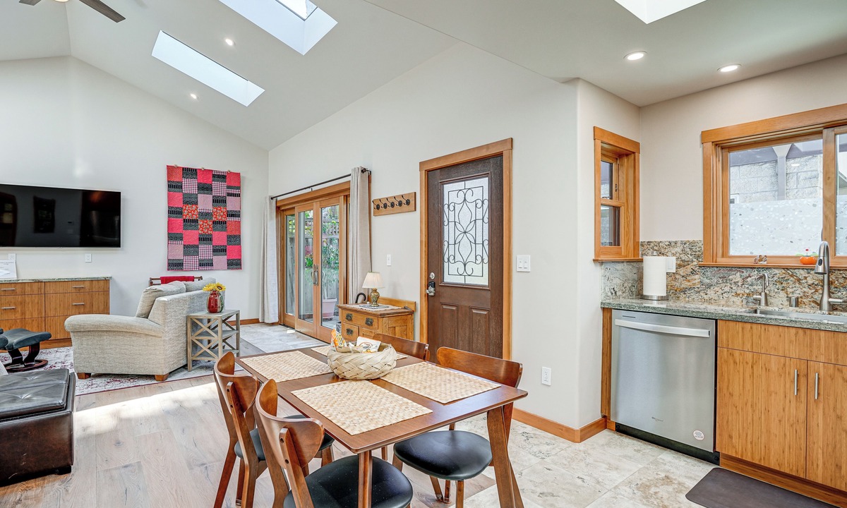 East End Apartment | Alameda Studio w/Patio: 3 Mi to Oakland Coliseum!