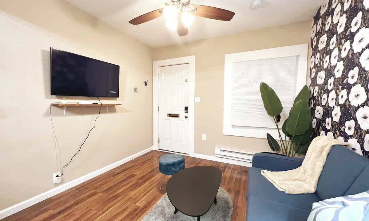 Poets Corner Apartment | Central Berkeley 1BR Home | Near UC + Parking + Garden Acess