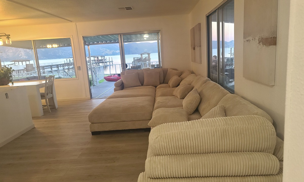 Lakeport House | On the water with Boatdock & Hot-tub, 14 guests at Lakeport