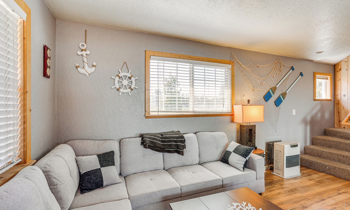 Chester House | < 1 Mi to Lake Almanor: Home w/Furnished Decks!