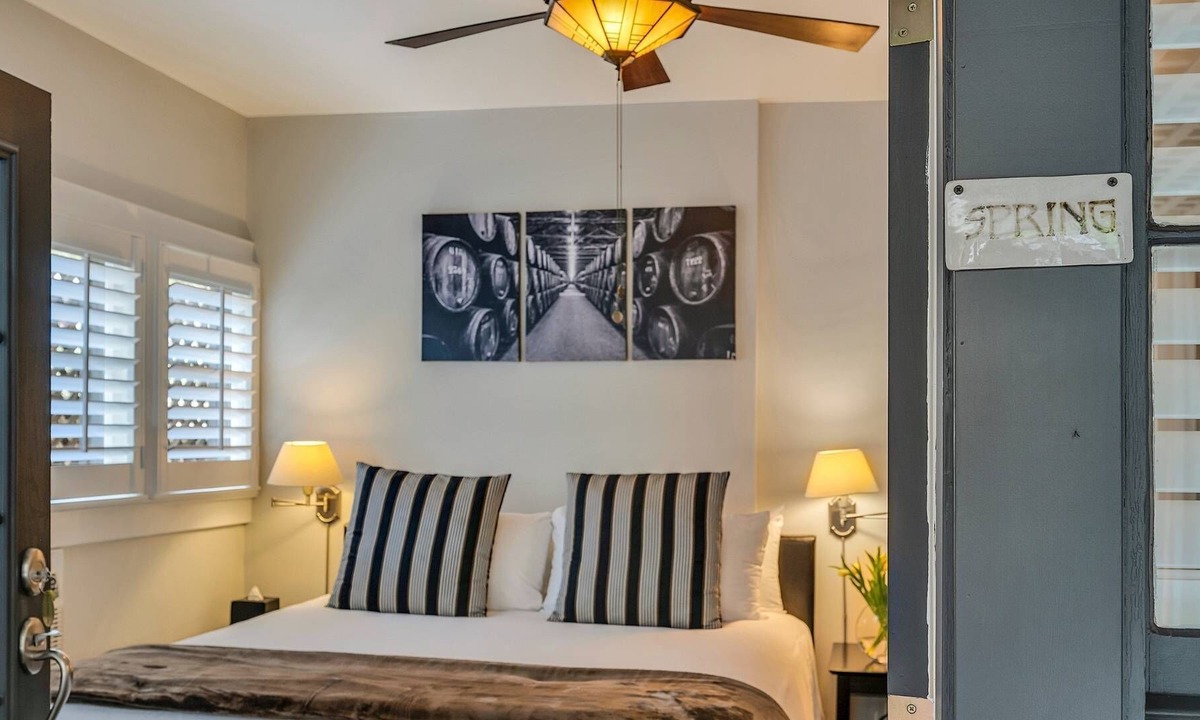 Calistoga Hotel | Expansive 2-Room King Suite, Walk to Downtown Calistoga