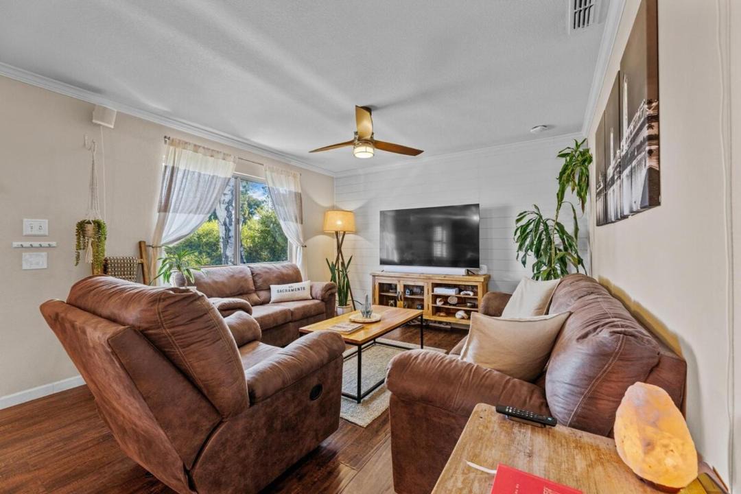 West Sacramento House | City of Trees House with Hot Tub & Game Room