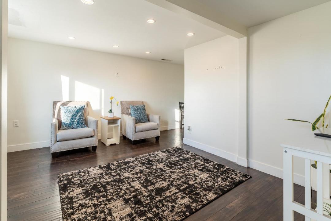 Oakland Apartment | Executive Stay Inn Free Parking on Site