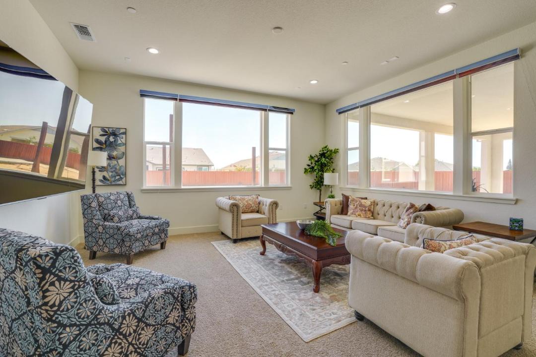 Manteca House | Private Yard & Patio! Modern Manteca Gem