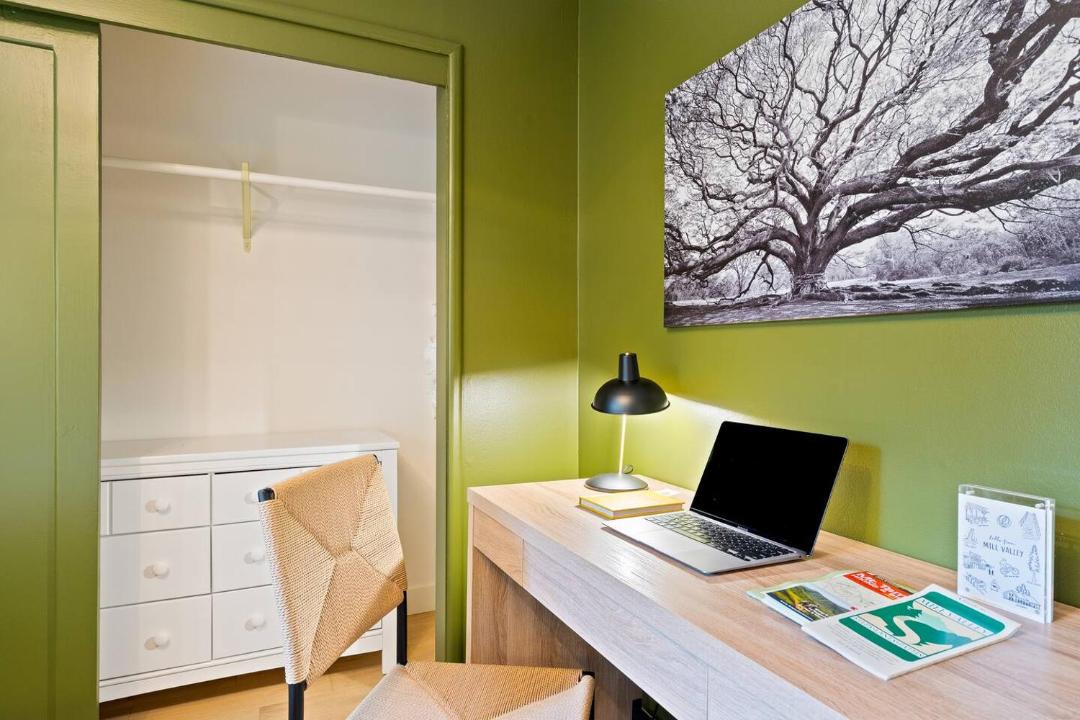 Mill Valley Apartment | Luxe Treehouse Apt Walk to Town King Bed Sleeps 4