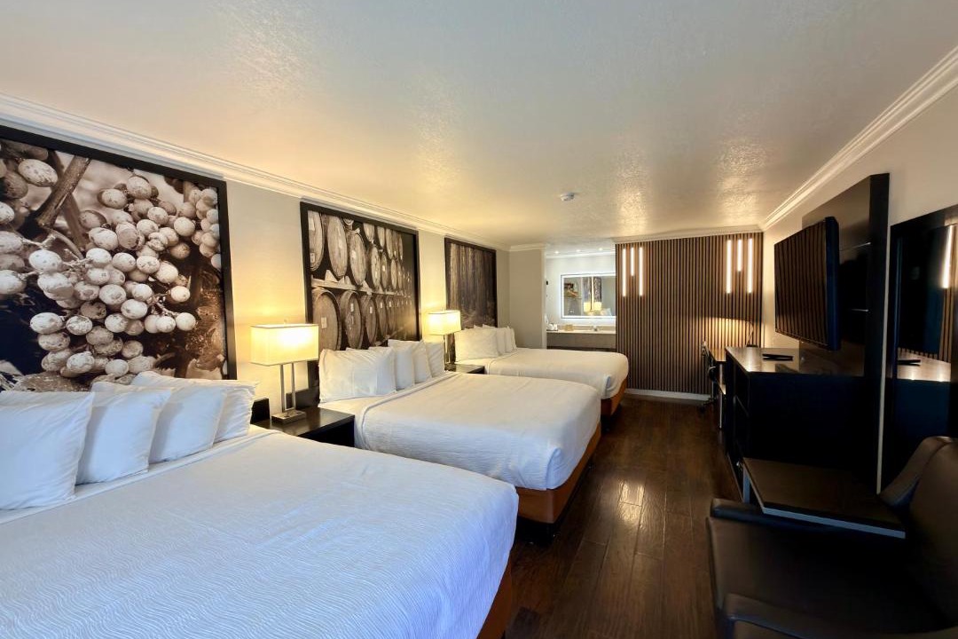 Ukiah Hotel | The Orchard Hotel Ukiah Wine Country Free Breakfast, Pool, & Hot Tub