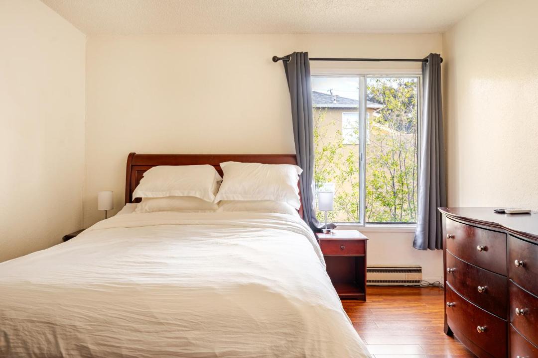 Berkeley Apartment | Modern One Bedroom Unit, Sofa Bed, Adjustable Queen Bed, 75 Inch Smart TV and Indoor Secure Parking