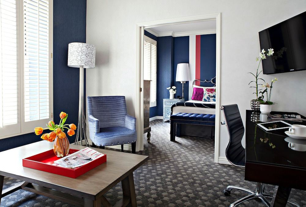 Photo of Livingroom in Theater District