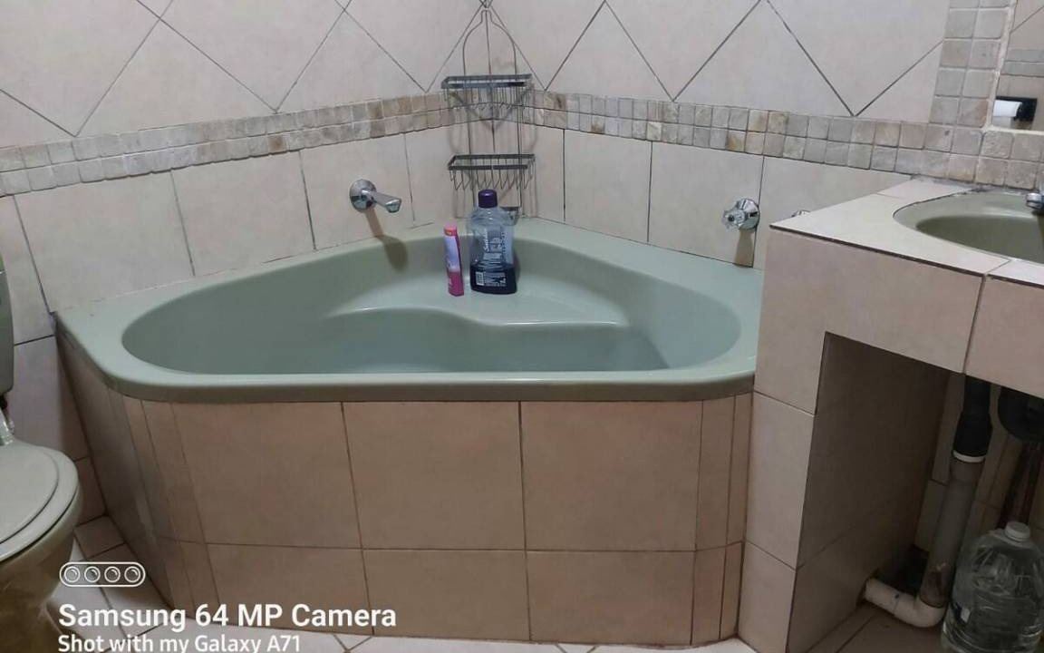 Photo of Bathroom in Leisure Crest