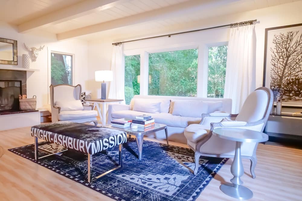 Photo of Livingroom in Oak Knoll