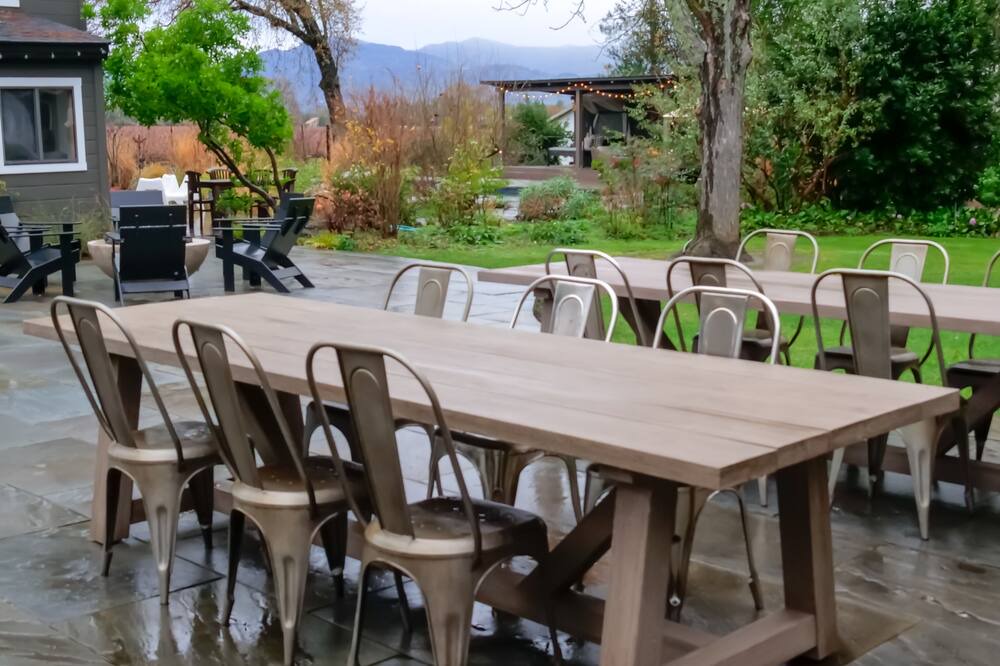 Photo of Outdoor in Oak Knoll