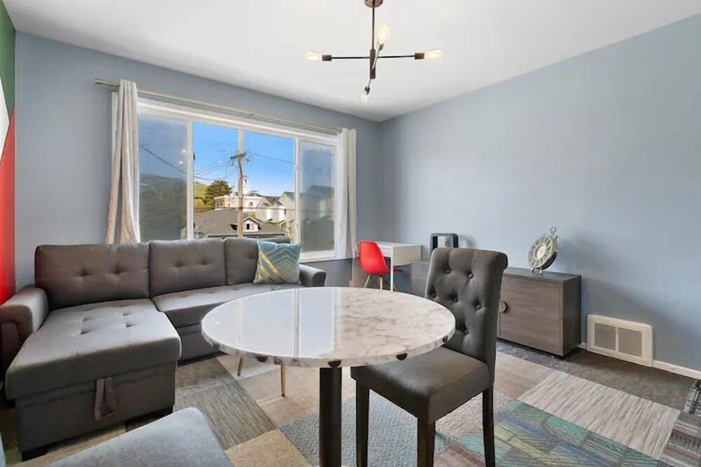 Photo of Livingroom in Downtown