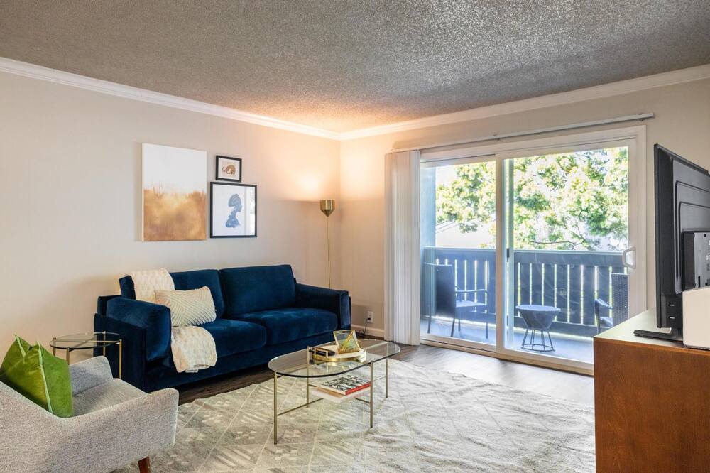 Photo of Livingroom in West Alameda